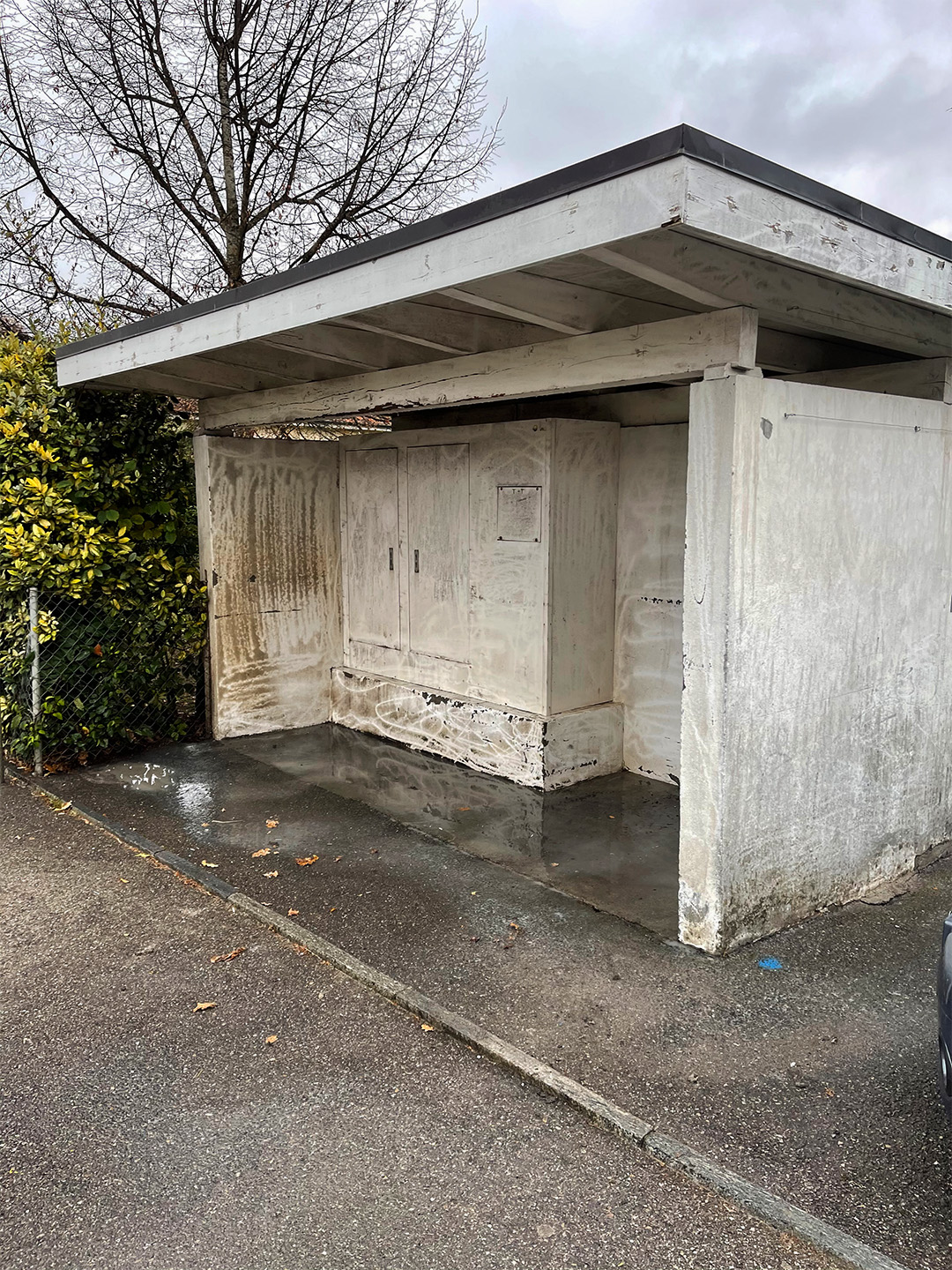 Avant travaux à Vessy — pièce à vivre en chantier, surfaces brutes et éclairage provisoire.