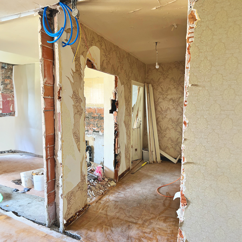 Avant travaux — pièce à rénover, surfaces et finitions usées.